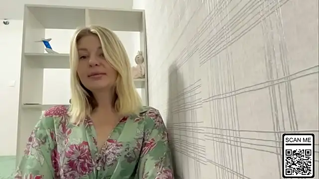 Snapshot of Blondie_xoxoxo chatting on October 16, 6:10 am Blondie xoxoxo online show from October 16, 6:10 am