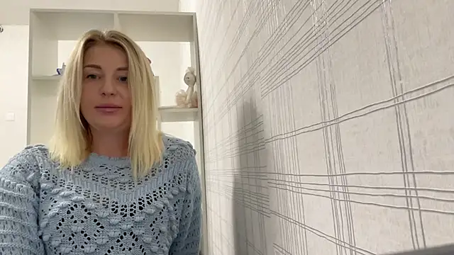 Snapshot of Blondie_xoxoxo chatting on September 28, 1:51 pm Blondie xoxoxo online show from September 28, 1:51 pm