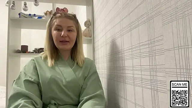 Snapshot of Blondie_xoxoxo chatting on December 16, 8:40 am Blondie xoxoxo online show from December 16, 8:40 am