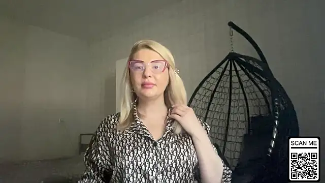 Snapshot of Blondie_xoxoxo chatting on June 10, 8:15 am Blondie xoxoxo online show from June 10, 8:15 am