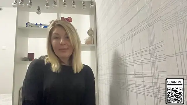 Snapshot of Blondie_xoxoxo chatting on December 15, 8:53 am Blondie xoxoxo online show from December 15, 8:53 am