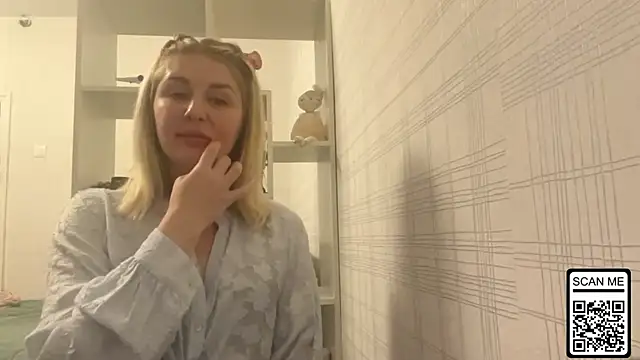 Snapshot of Blondie_xoxoxo chatting on November 17, 8:02 pm Blondie xoxoxo online show from November 17, 8:02 pm