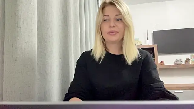 Snapshot of Blondie_xoxoxo chatting on September 9, 5:39 am Blondie xoxoxo online show from September 9, 5:39 am