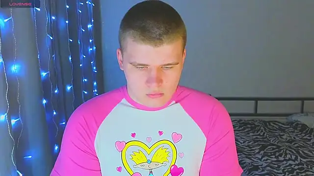 Snapshot of kittenmurr chatting on December 15, 12:49 am kittenmurr online show from December 15, 12:49 am