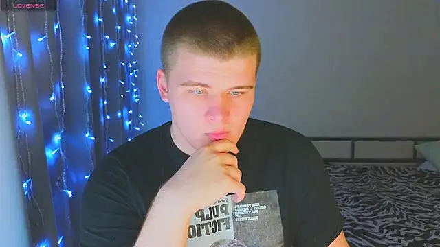 Snapshot of kittenmurr chatting on December 15, 10:59 pm kittenmurr online show from December 15, 10:59 pm