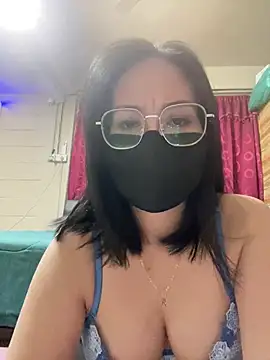melyiaaa online show from May 14, 2:14 pm