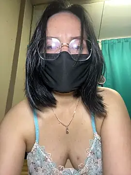 melyiaaa online show from February 7, 3:42 pm