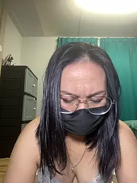 melyiaaa online show from May 1, 2:33 pm