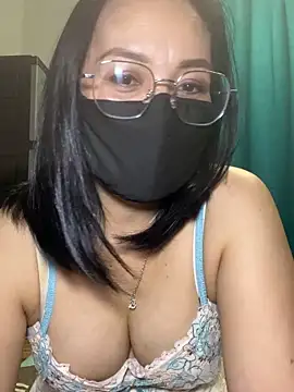 melyiaaa online show from May 13, 2:24 pm