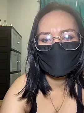 melyiaaa online show from May 9, 1:47 pm