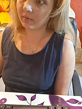 Snapshot of qSensi chatting on October 25, 12:21 am qSensi online show from October 25, 12:21 am