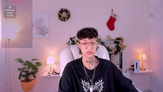 Snapshot of Luci_Rose chatting on November 22, 2:10 am Luci Rose online show from November 22, 2:10 am