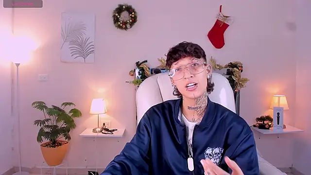 Snapshot of Luci_Rose chatting on November 20, 3:18 am Luci Rose online show from November 20, 3:18 am