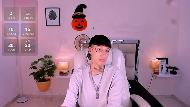 Snapshot of Luci_Rose chatting on October 28, 2:12 am Luci Rose online show from October 28, 2:12 am