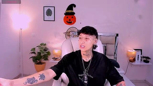 Snapshot of Luci_Rose chatting on October 30, 2:43 am Luci Rose online show from October 30, 2:43 am