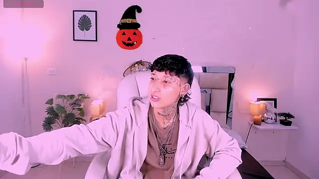 Snapshot of Luci_Rose chatting on October 18, 3:08 am Luci Rose online show from October 18, 3:08 am