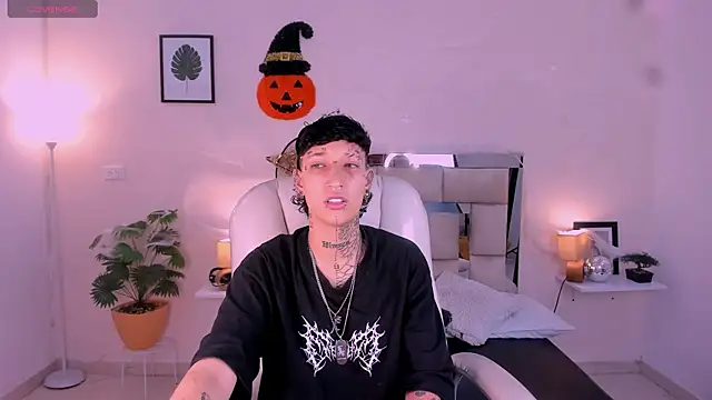 Snapshot of Luci_Rose chatting on October 23, 2:32 am Luci Rose online show from October 23, 2:32 am