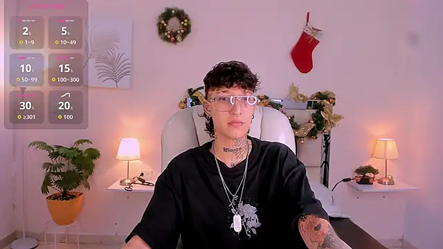 Snapshot of Luci_Rose chatting on November 25, 2:23 am Luci Rose online show from November 25, 2:23 am