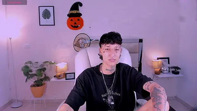 Snapshot of Luci_Rose chatting on October 22, 4:01 am Luci Rose online show from October 22, 4:01 am