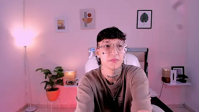 Snapshot of Luci_Rose chatting on November 15, 2:04 am Luci Rose online show from November 15, 2:04 am