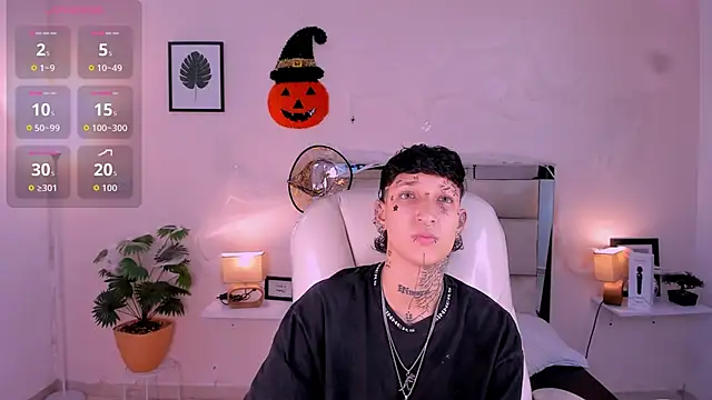 Snapshot of Luci_Rose chatting on October 24, 2:10 am Luci Rose online show from October 24, 2:10 am