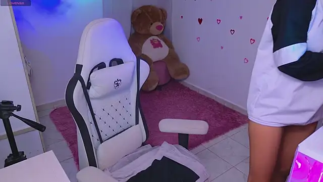 BrunetteAdams001 online show from February 24, 3:51 am