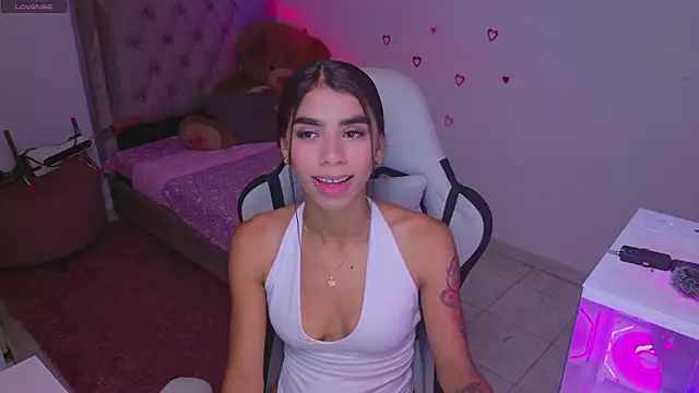 BrunetteAdams001 online show from April 12, 3:43 am