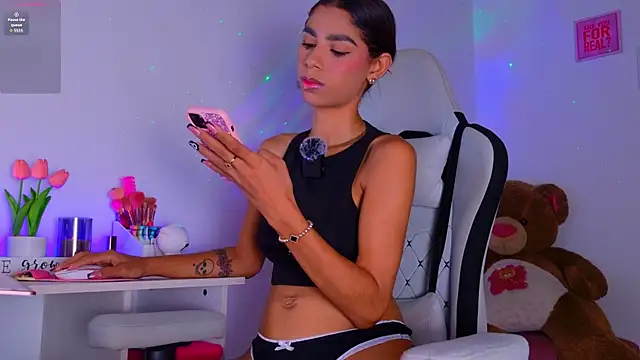 BrunetteAdams001 online show from November 4, 5:44 am