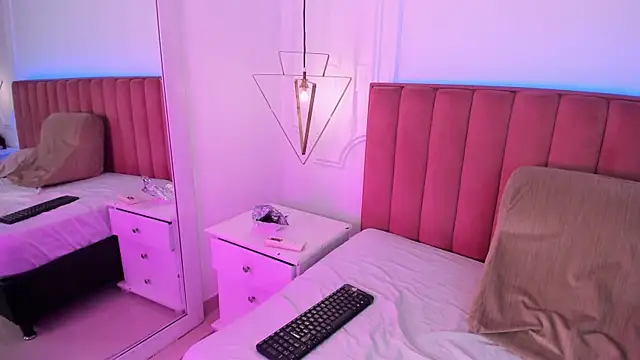 Tessa Sinclaire online show from April 9, 8:15 pm