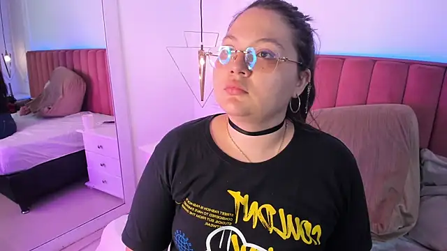 Tessa Sinclaire online show from April 4, 8:04 pm