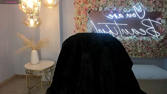 Snapshot of MilaColeman chatting on December 15, 4:29 am MilaColeman online show from December 15, 4:29 am