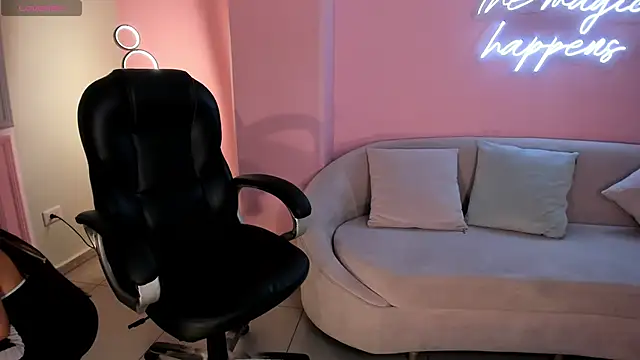 Snapshot of MilaColeman chatting on November 6, 2:04 am MilaColeman online show from November 6, 2:04 am