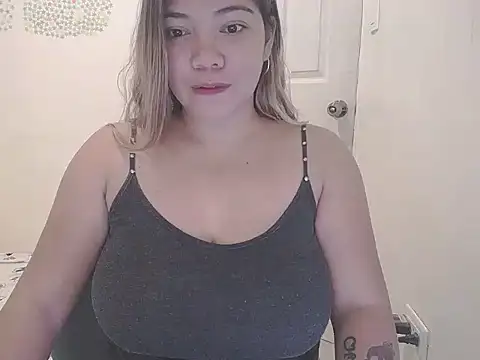Snapshot of briannalove222 chatting on September 29, 1:34 am briannalove222 online show from September 29, 1:34 am