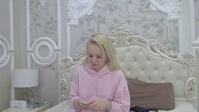 Snapshot of EllieFrosty_ chatting on June 6, 6:24 pm EllieFrosty online show from June 6, 6:24 pm