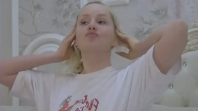 Snapshot of EllieFrosty_ chatting on July 9, 10:09 pm EllieFrosty online show from July 9, 10:09 pm