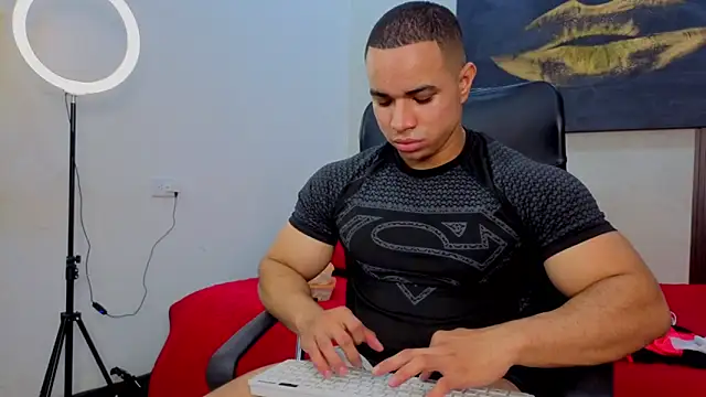 Snapshot of DylanGuss chatting on October 3, 2:29 pm DylanGuss online show from October 3, 2:29 pm