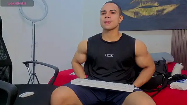 Snapshot of DylanGuss chatting on October 15, 12:13 pm DylanGuss online show from October 15, 12:13 pm