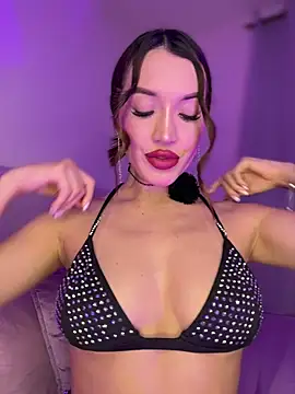 Snapshot of Bella-taylorr chatting on February 6, 6:31 am Bella-taylorr online show from February 6, 6:31 am