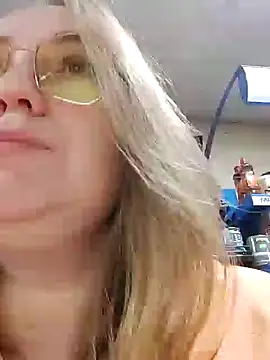 Snapshot of Kiss_Eva chatting on January 24, 8:23 am Kiss Eva online show from January 24, 8:23 am