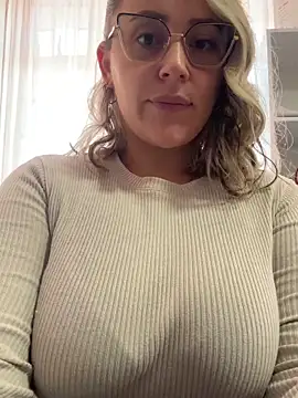 Snapshot of CurvyLust_x chatting on December 16, 1:37 pm CurvyLust x online show from December 16, 1:37 pm