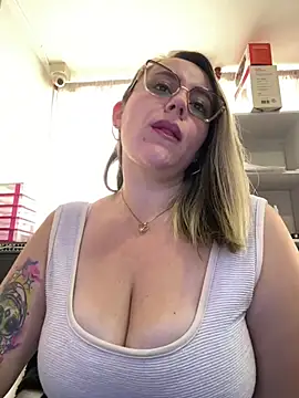 Snapshot of CurvyLust_x chatting on February 18, 2:35 pm CurvyLust x online show from February 18, 2:35 pm