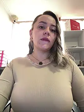 Snapshot of CurvyLust_x chatting on January 19, 1:37 pm CurvyLust x online show from January 19, 1:37 pm