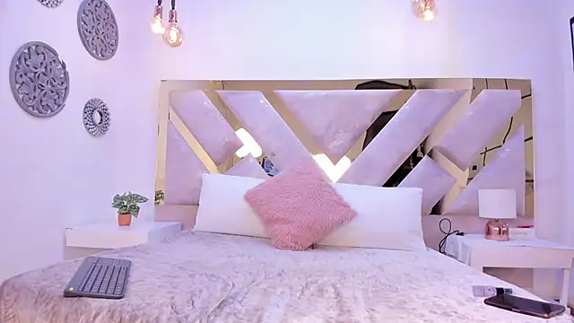 Marianee Rousse online show from October 6, 10:10 pm