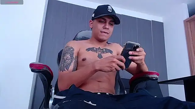 Snapshot of david_santos16 chatting on November 27, 2:23 am david santos16 online show from November 27, 2:23 am