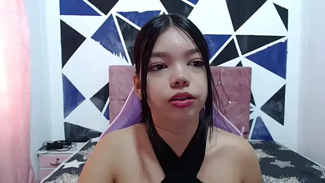 Snapshot of shy_luna18 chatting on December 5, 1:43 pm shy luna18 online show from December 5, 1:43 pm