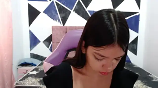 Snapshot of shy_luna18 chatting on December 4, 12:37 pm shy luna18 online show from December 4, 12:37 pm