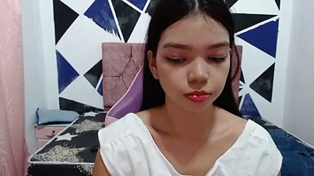 Snapshot of shy_luna18 chatting on November 28, 1:11 pm shy luna18 online show from November 28, 1:11 pm