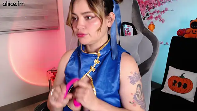 Snapshot of aliiceFM chatting on October 31, 2:19 am aliiceFM online show from October 31, 2:19 am