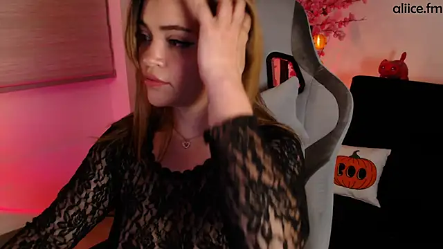 Snapshot of aliiceFM chatting on October 20, 4:36 am aliiceFM online show from October 20, 4:36 am