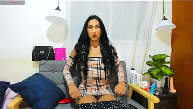 Snapshot of zou_quira chatting on October 11, 12:44 am zou quira online show from October 11, 12:44 am